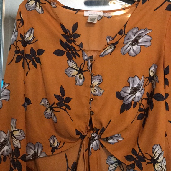 Button front tie crop top! - Picture 2 of 5